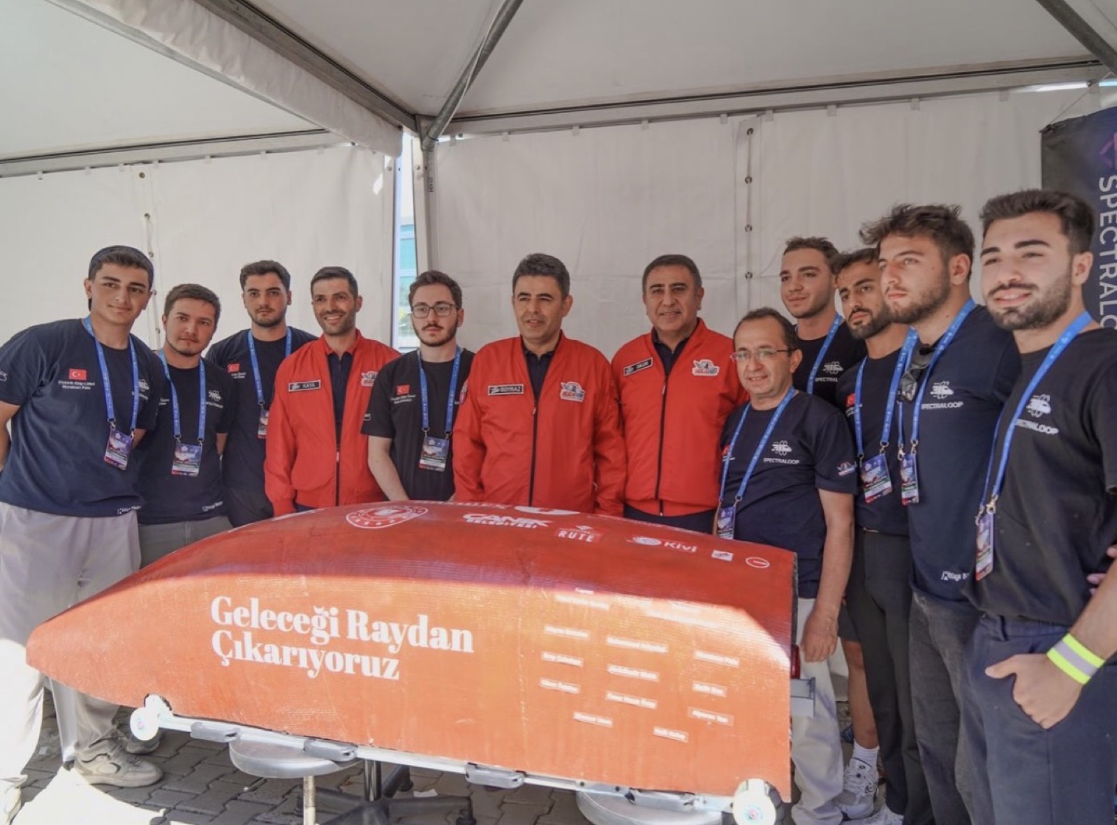Ekip, hyperloop kapsülünün yanında